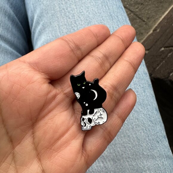 ☀️Enamel Pin Black Cat Skull Moon Green Eyes Keeper of Death Lunar Cat Broch New - Picture 2 of 7